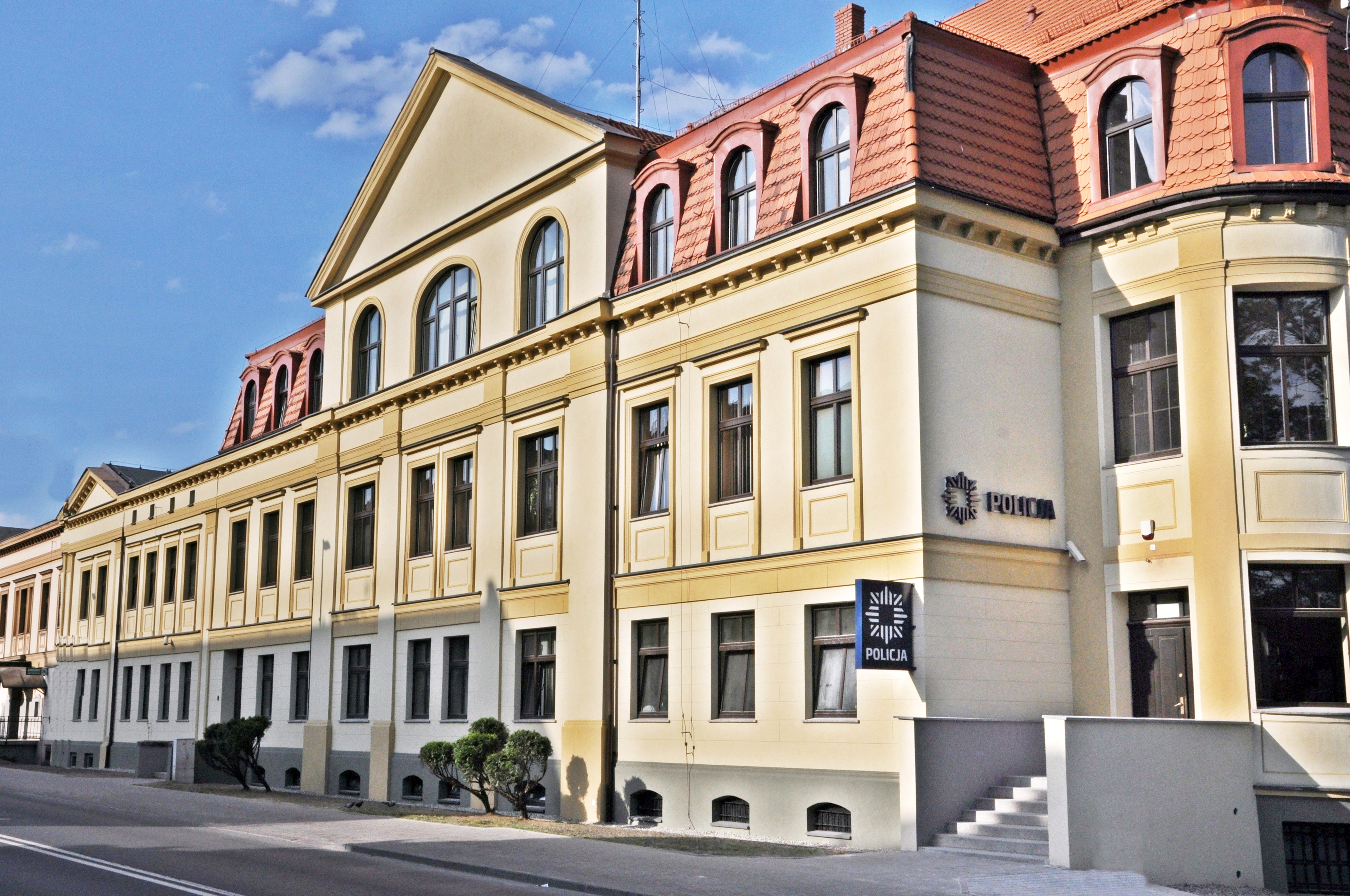 zdjęcie przedstawia budynek Komendy Powiatowej Policji w Tarnowskich Górach z nową elewacją