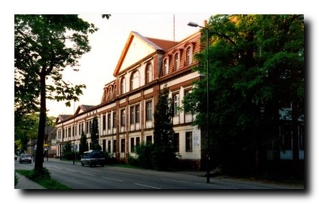 zdjęcie przedstawia budynek Komendy Powiatowej Policji w Tarnowskich Górach przed zrobieniem elewacji